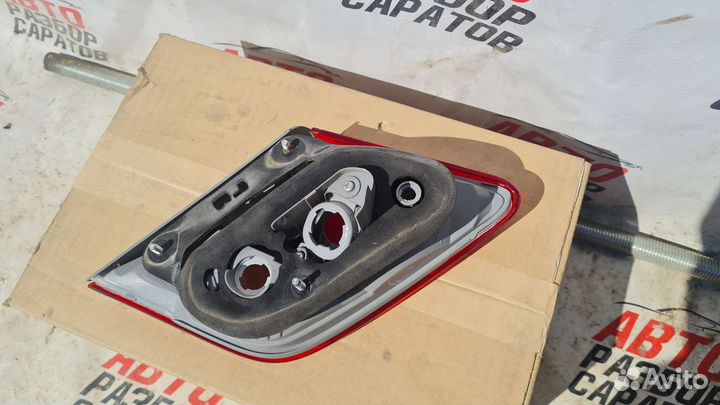 Фонарь левый Toyota Camry xv 40 в крышку багажника