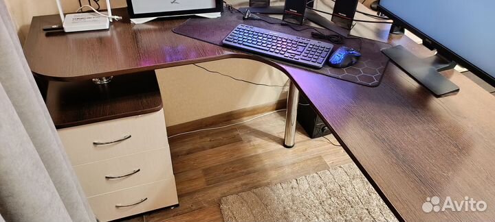 Продам компьютерный стол угловой