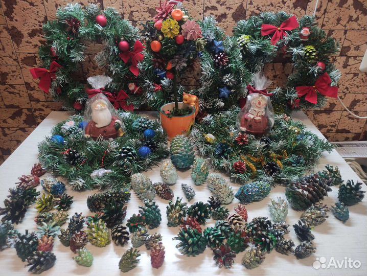 Новогодние предметы для украшения офиса и дома