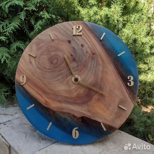Часы из дерева и эпоксидной смолы