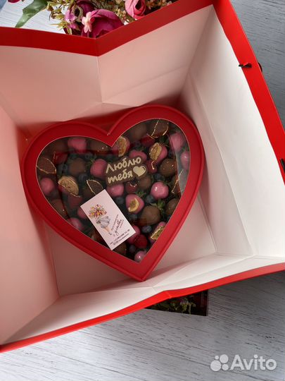 Клубника в шоколадев коробке сердце XL
