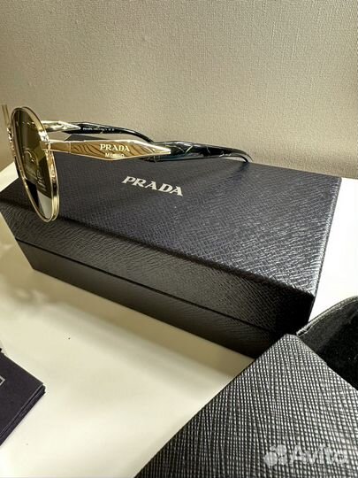 Солнцезащитные очки prada