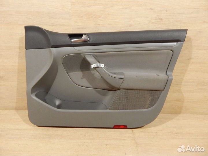 Обшивка передней правой двери Vw Golf 5