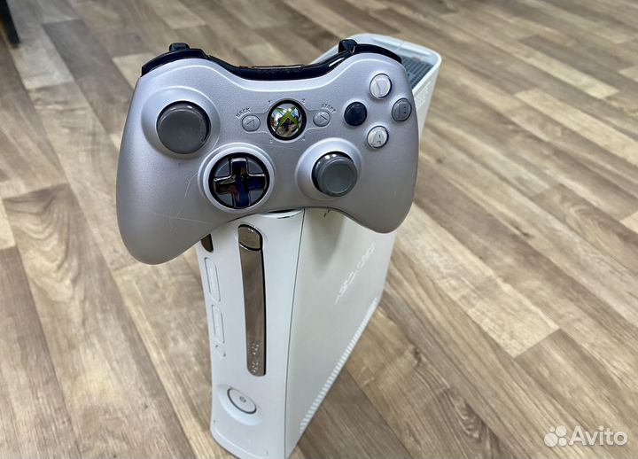 Приставка Xbox 360 / Белая/Как Новая/Игровые диски
