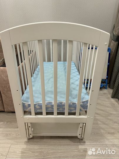 Детская кроватка с маятником и ящиком