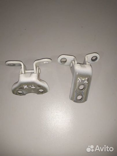 Петли дверные Toyota Corolla 2011