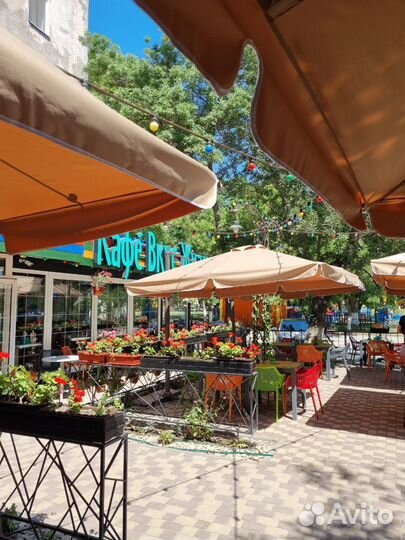 Большой летний зонт для кафе и ресторана