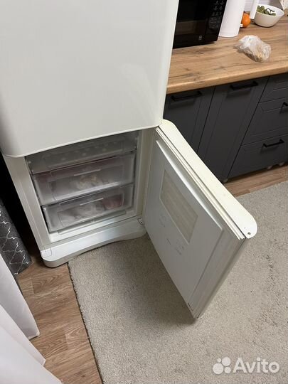 Холодильник Indesit