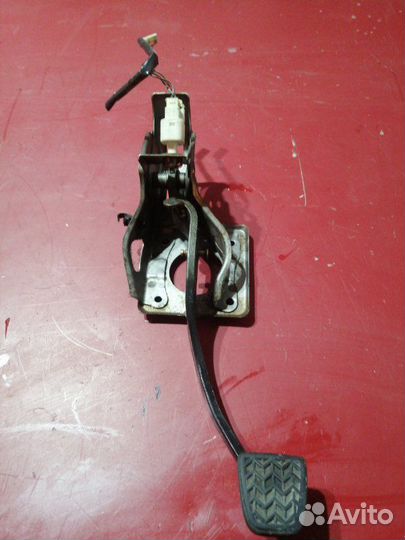 Педаль тормоза Toyota Avensis Т250 (дорестайл)