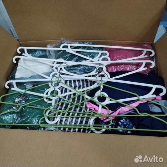 Коробка с б/у женскими вещами