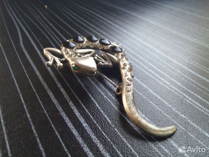 Брошь 