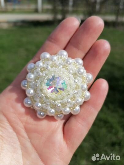 Брошь с камнем сваровски