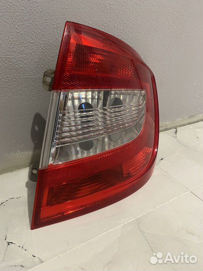 Задний фонарь Шкода Рапид (правый, оригинал)