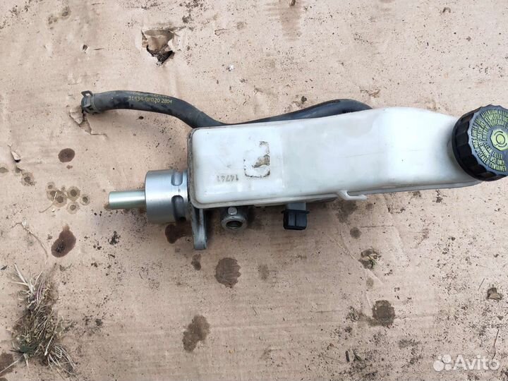 Главный тормозной цилиндр на Toyota Corolla