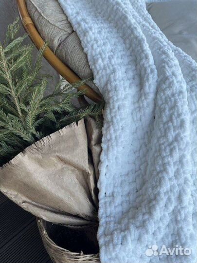 Белый вязаный плед