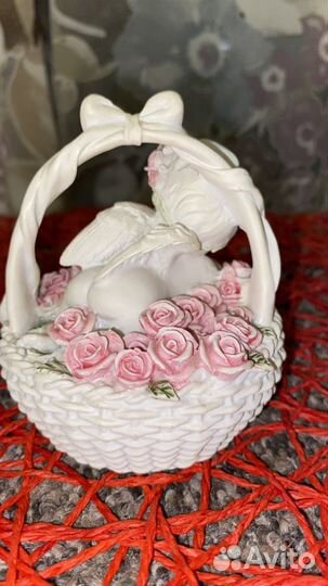 Статуэтка ангел в корзине цветов