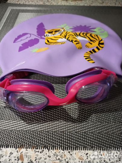 Очки и шапочка для плавания