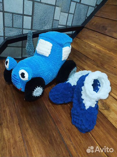 Игрушка синий трактор