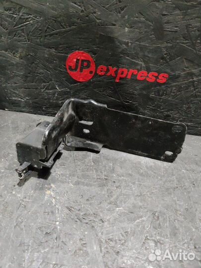 Кронштейн радиатора правый Bmw X1 E84 N46B20 2011