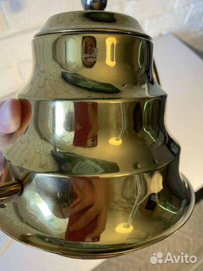 Минималистичный заварочный чайник золотистый