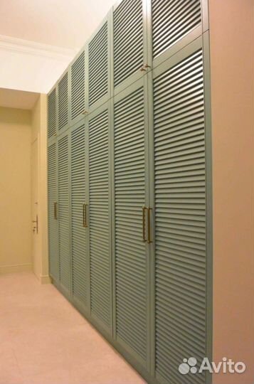 Шкаф с жалюзийными дверьми