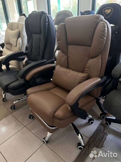Офисное кожаное кресло