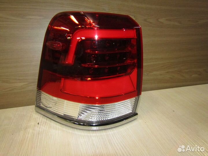 Фонарь задний наружный левый Toyota Land Cruiser