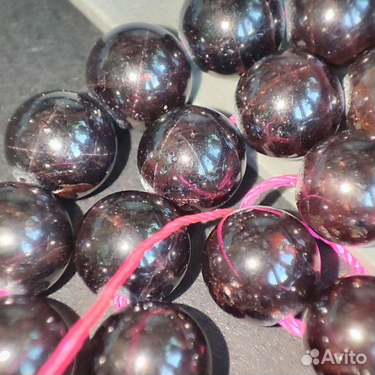 Нить натурального апатита и граната