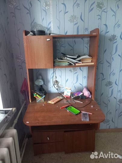 Продаётся диван и парта книжка