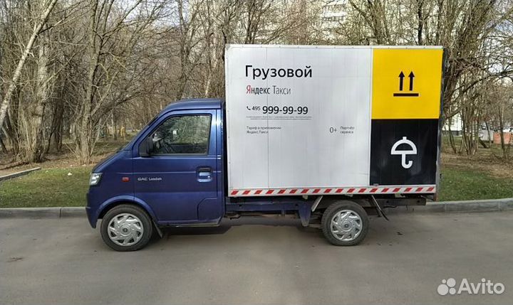 Водитель со своим грузовым авто