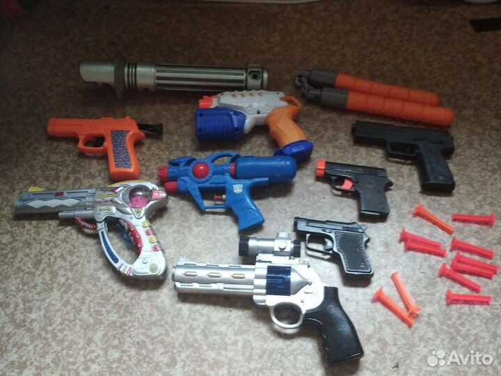 9 игр. пистолетов, 10 стрел, световой меч, нунчаки