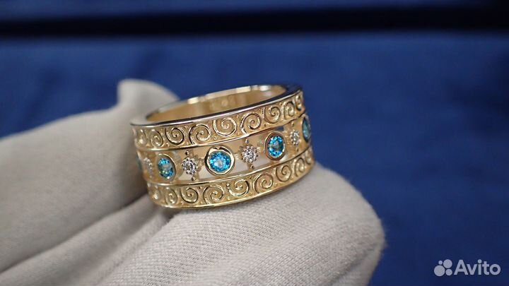 Золотое кольцо с топазами и бриллиантами