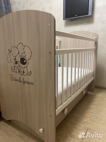 Детская кроватка с маятником