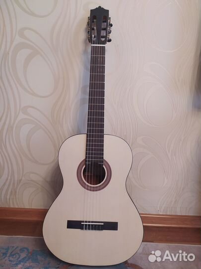 Продам классическую гитару с нейлоновыми струнами
