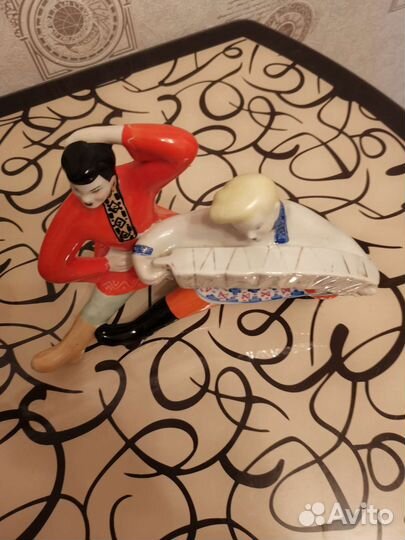 Фарфоровая статуэтка 
