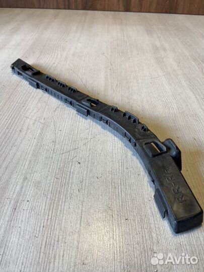 Кронштейн бампера задний правый Kia Rio 3