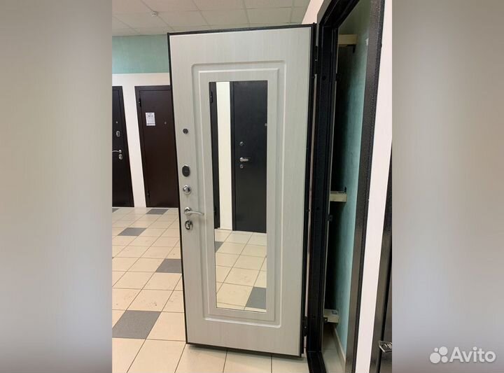 Входная дверь новая металлическая