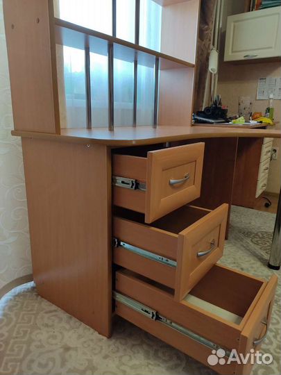 Угловой письменный стол