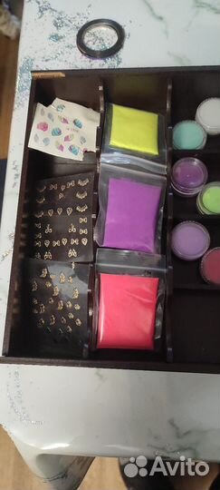 Пигменты, наклейки, бульонки для маникюра