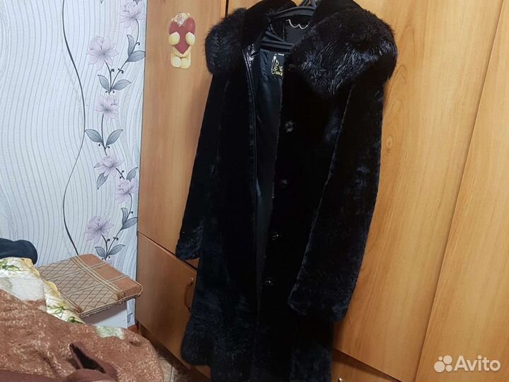 Шуба мутоновая, размер 42, с капюшоном, приталеная