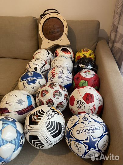 Коллекция мячей с автографами