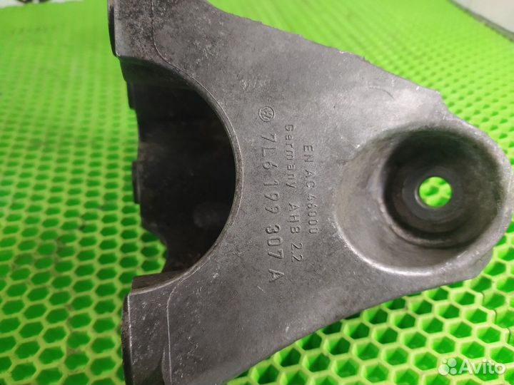 Кронштейн двигателя левый L Audi Q7 4L