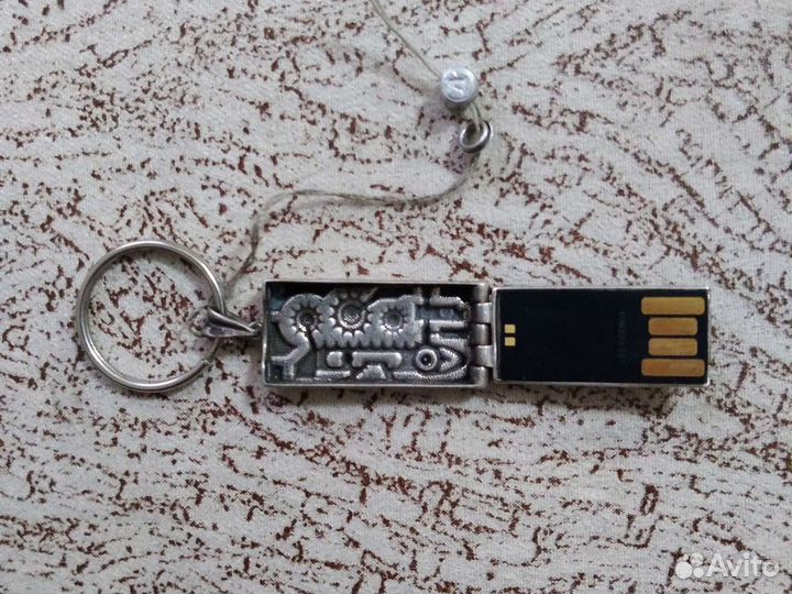 Мобильный накопитель серебрянный 8гр