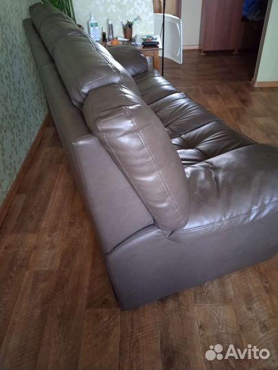 Кожаный диван