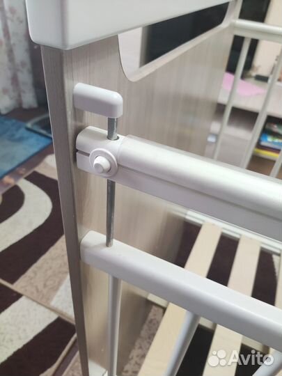 Детская кроватка с маятником и ящиком