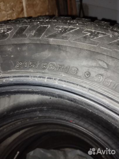 Bridgestone Blizzak Spike-01 215/65 R16 98T