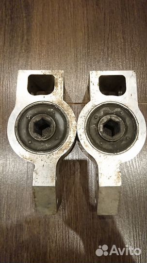 Опорные кронштейны VAG 1K0199231J и 1K0199232J