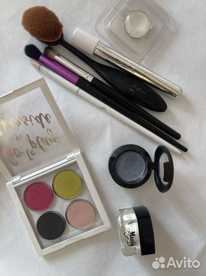Помада, тени, тональный крем, консилер, кисти