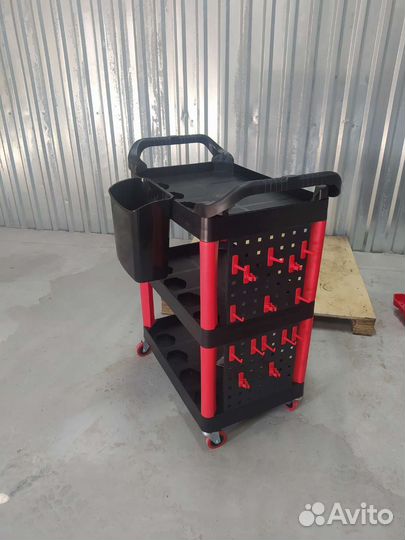 Пластиковый стол детейлера на колесах