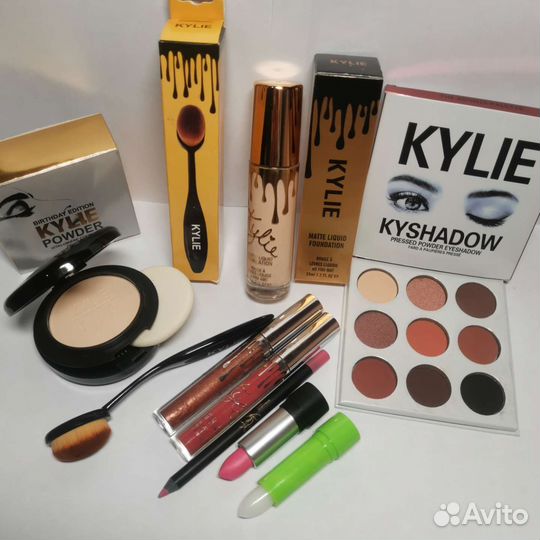 Пакетом Набор косметики для визажиста